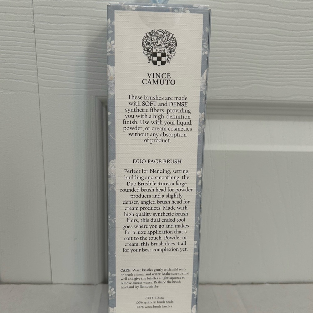 Vince Camuto Beauty Duo Face Brush | Dual-Ended Cream & Powder Makeup Brush. New - Picture 2 of 2